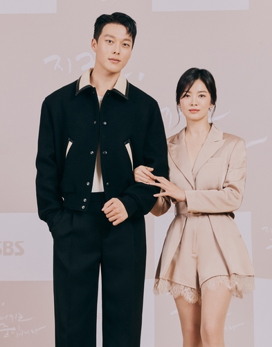 In this photo, provided by SBS, actors Song Hye-kyo (R) and Jang Ki-yong pose for the camera during an online press conference for their upcoming SBS TV drama "Now, We Are Breaking Up." (PHOTO NOT FOR SALE) (Yonhap)