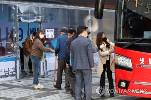 Elderly citizens get off a bus to visit a vaccination center to receive booster shots in the southwestern city of Gwangju on Nov. 15, 2021. (Yonhap) 