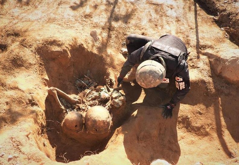 This photo provided by the defense ministry on Nov. 24, 2021, shows a South Korean soldier working to recover remains of fallen soldiers from the 1950-53 Korean War inside the Demilitarized Zone. (PHOTO NOT FOR SALE) (Yonhap) 
