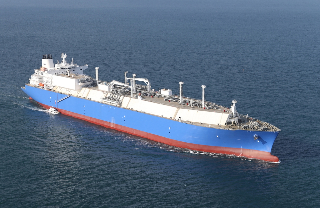 A liquefied natural gas (LNG) carrier built by Daewoo Shipbuilding & Marine Engineering Co. (DSME) is shown in this photo provided by the shipbuilder on Dec. 1, 2021. (PHOTO NOT FOR SALE) (Yonhap) 