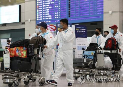 Foreign tourists in protective gear enter Incheon International Airport, west of Seoul, on Dec. 2, 2021, amid mounting concerns over the spread of the omicron variant. (Yonhap)