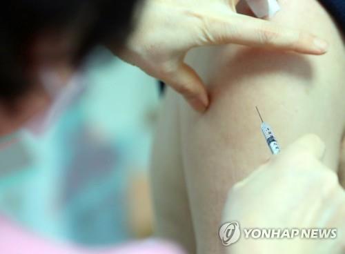 A nurse administers a booster shot at a vaccination center in the southeastern city of Daegu on Dec. 8, 2021. (Yonhap)