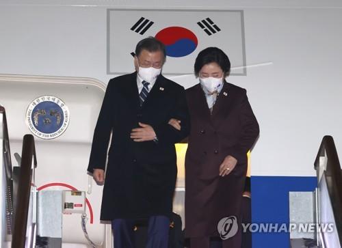 President Moon Jae-in and first lady Kim Jung-sook arrive at Seoul Air Base in Seongnam, just south of Seoul, on Dec. 15, 2021, from a four-day state visit to Australia. (Yonhap)