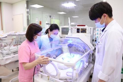 This photo, provided by Hallym University Dongtan Sacred Heart Hospital on Dec. 20, 2021, shows its pediatrics professor Choi Seo-heui (C). (PHOTO NOT FOR SALE) (Yonhap)