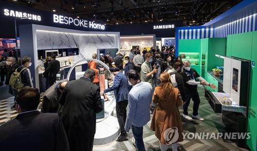 Visitors check out Samsung products at the company's booth at the Consumer Electronics Show (CES) in Las Vegas on Jan. 5, 2022. (Yonhap)