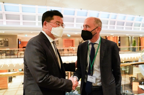 First Vice Foreign Minister Choi Jong-kun (L) shakes hands with the U.S. Special Envoy for Iran Robert Malley during their meeting in Vienna, in this photo provided by South Korea's foreign ministry on Jan. 6, 2021. (PHOTO NOT FOR SALE) (Yonhap)