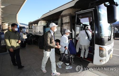 In this file photo, Vietnamese workers board a bus upon arrival at Incheon International Airport, west of Seoul, to head for facilities near the airport for isolation on Dec. 3, 2021, when the South Korean government imposed a 10-day quarantine on all entrants from abroad amid mounting concerns over the additional influx of the omicron coronavirus variant. (Yonhap)