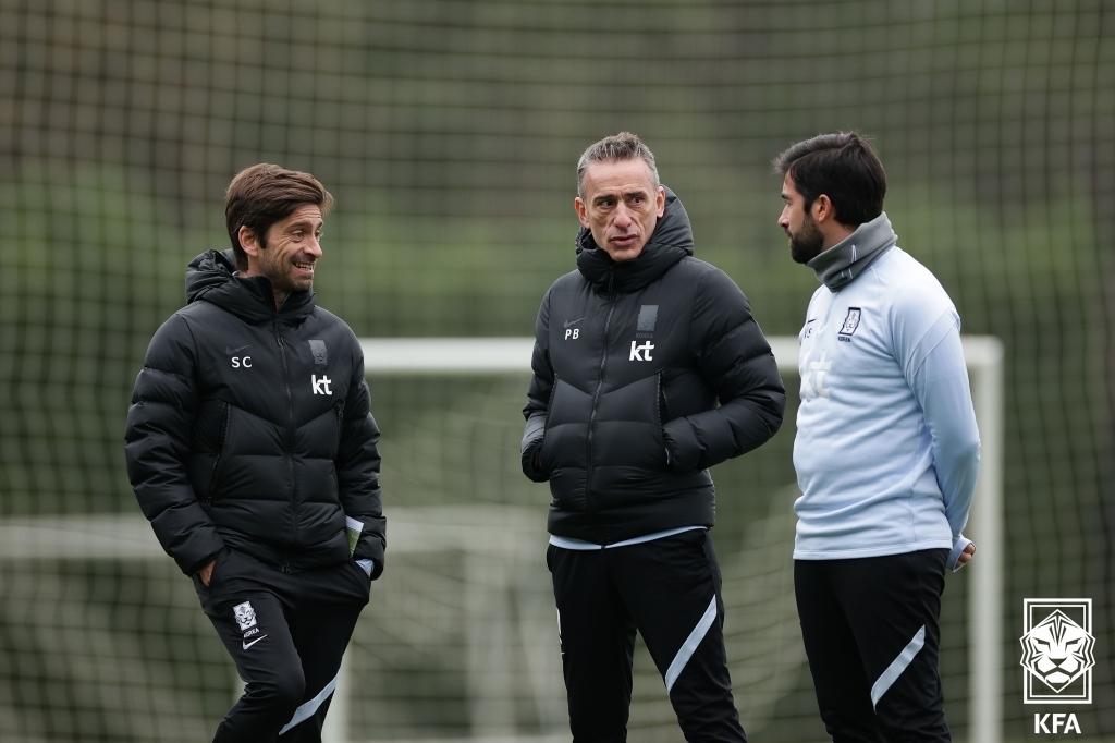 Paulo Bento (C), head coach of the South Korean men's national football team, speaks with his assistants, Sergio Costa (L) and Vitor Silvestre, during a training session at Cornelia Diamond Football Center in Antalya, Turkey, on Jan. 18, 2022, in this photo provided by the Korea Football Association. (PHOTO NOT FOR SALE) (Yonhap)
