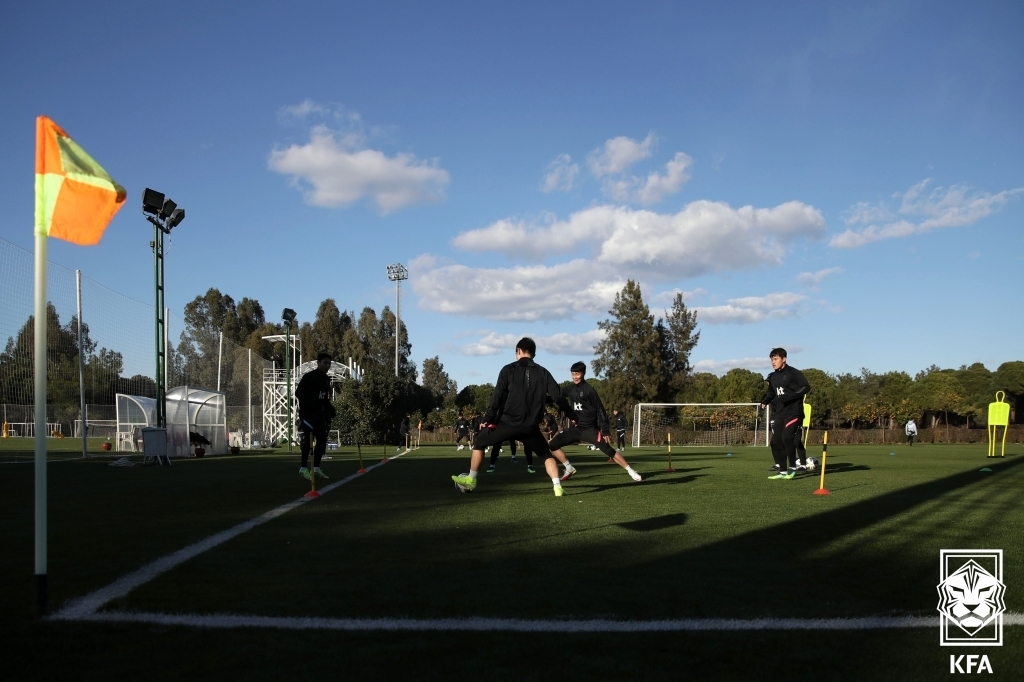 Members of the South Korean men's national football team train at Cornelia Diamond Football Center in Antalya, Turkey, on Jan. 19, 2022, in this photo provided by the Korea Football Association. (PHOTO NOT FOR SALE) (Yonhap)