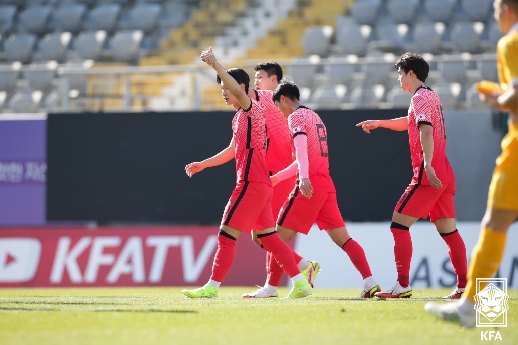 Kim Jin-gyu of South Korea (L) celebrates his goal against Moldova during the teams' football friendly match at Mardan Sports Complex in Antalya, Turkey, on Jan. 21, 2022, in this photo provided by the Korea Football Association. (PHOTO NOT FOR SALE) (Yonhap)