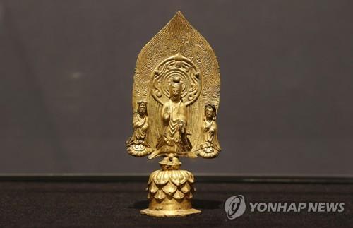 This photo shows the Gilt-bronze Standing Buddha Triad with Inscription of Gyemi Year on display for auction at the headquarters of the K Auction in southern Seoul on Jan. 27, 2022. (Yonhap)