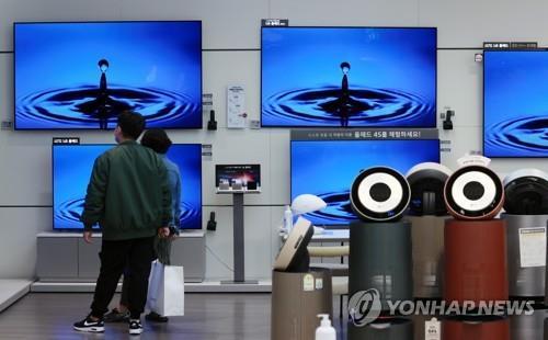 OLED televisions by LG Electronics Co. are on display at an electronics store in Seoul on Oct. 12, 2021. (Yonhap)
