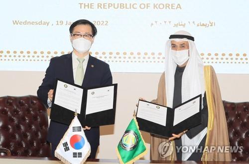 This file photo, provided by South Korea's trade ministry, shows Trade Minister Yeo Han-koo (L) and the Gulf Cooperation Council's Secretary-General Nayef Falah M. Al-Hajraf posing for a photo after their agreement to resume talks for a free trade agreement in Riyadh on Jan. 19, 2022. (PHOTO NOT FOR SALE) (Yonhap) 