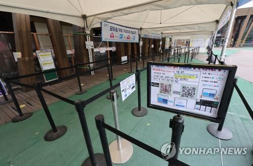A coronavirus testing center in Songpa Ward, eastern Seoul, looks empty on April 18, 2022, as the spread of omicron slows down. (Yonhap)