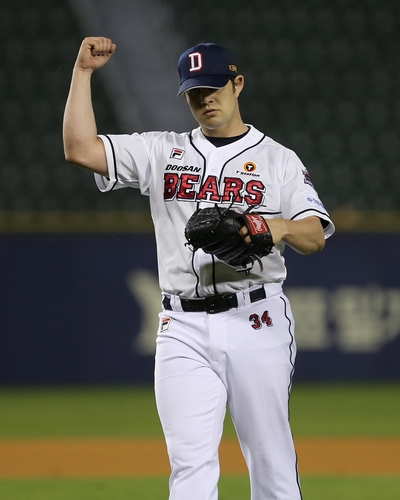 Robert Stock of the Doosan Bears pitches against the NC Dinos during a Korea Baseball Organization regular season game at Jamsil Baseball Stadium in Seoul on April 26, 2022, in this photo provided by the Bears. (PHOTO NOT FOR SALE) (Yonhap)