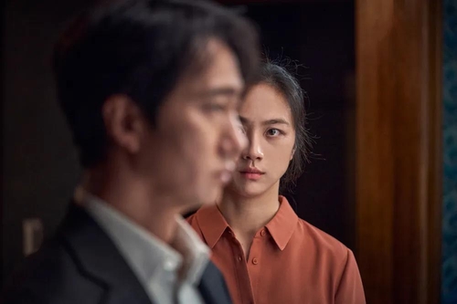 This image provided by the 75th Cannes Film Festival shows a scene from "Decision to Leave." (PHOTO NOT FOR SALE) (Yonhap)