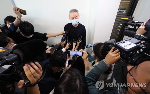 Former Industry Minister Paik Un-gyu speaks to the media in front of his office at Hanyang University in Seoul on May 19, 2022. (Yonhap)