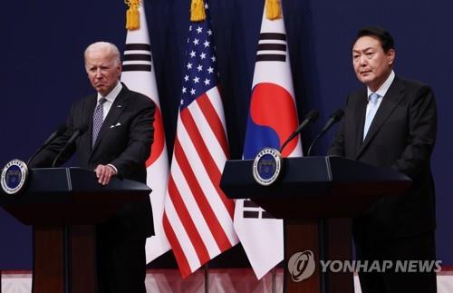 South Korean President Yoon Suk-yeol (R) speaks during a joint news conference with U.S. President Joe Biden after their talks at the presidential office in Seoul on May 21, 2022. (Yonhap)