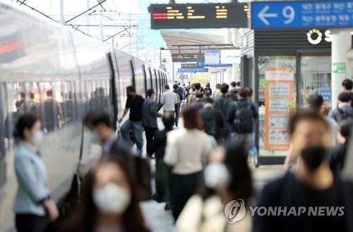 People get on a bullet train at Seoul Station, in the May 12, 2022, file photo. (Yonhap)