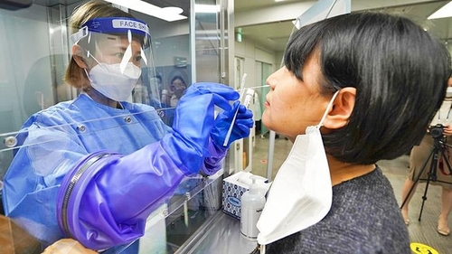 The undated file photo shows a medical worker conducting a coronavirus test in South Korea. (Yonhap) 