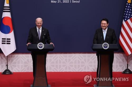 South Korean President Yoon Suk-yeol (R) and U.S. President Joe Biden speak during a joint news conference after holding talks at the presidential office in Seoul on May 21, 2022. (Yonhap)