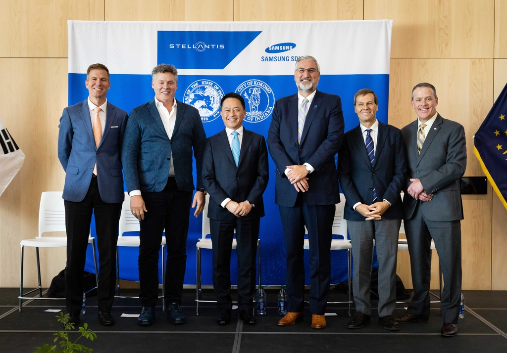 (From L to R) Shane Karr, head of external affairs at Stellantis; Mark Stewart, chief operating officer of Stellantis; Samsung SDI CEO Choi Yoon-ho; Indiana Gov. Eric Holcomb; Brad Chambers, secretary of commerce for Indiana Economic Development Corp.; and Kokomo Mayor Tyler Moore pose for photos after the signing ceremony for the Samsung SDI-Stellantis joint venture agreement to build an lithium-ion battery manufacturing facility in Kokomo, Indiana, on May 24, 2022, in this photo provided by Samsung SDI the next day. (PHOTO NOT FOR SALE) (Yonhap) 