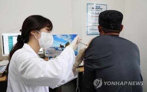 A man receives a second booster shot in Seoul, in this file photo taken April 25, 2022. (Yonhap) 
