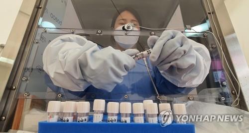 A health worker prepares for a coronavirus test at a testing center in Seoul on May 19, 2022. (Yonhap)
