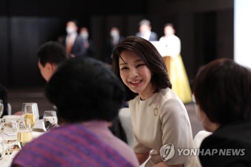 First lady Kim plans to pay visit to wife of late ex-President Roh