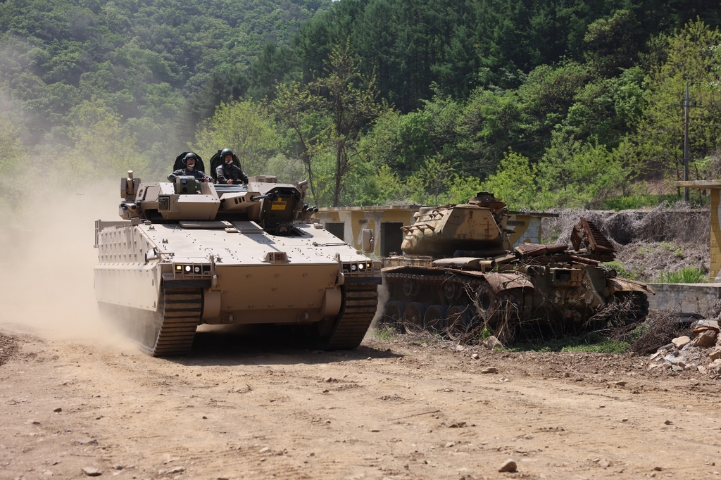 The Redback armored vehicle is in operation during a field demonstration at the 11th Maneuver Division in Hongcheon, 102 kilometers east of Seoul, on May 27, 2022, in this photo released by Hanwha Defense. (PHOTO NOT FOR SALE) (Yonhap)