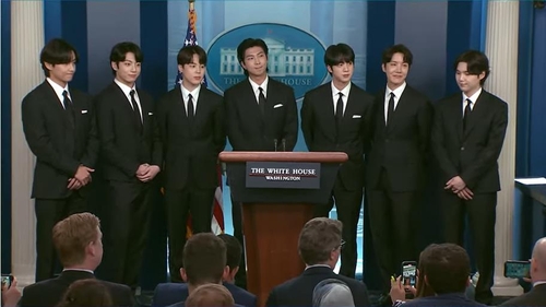 Members of South Korean boy band BTS are seen taking part in a daily press briefing at the White House in Washington on May 31, 2022, before their scheduled meeting with U.S. President Joe Biden in this image captured from the White House's website. (PHOTO NOT FOR SALE) (Yonhap) 