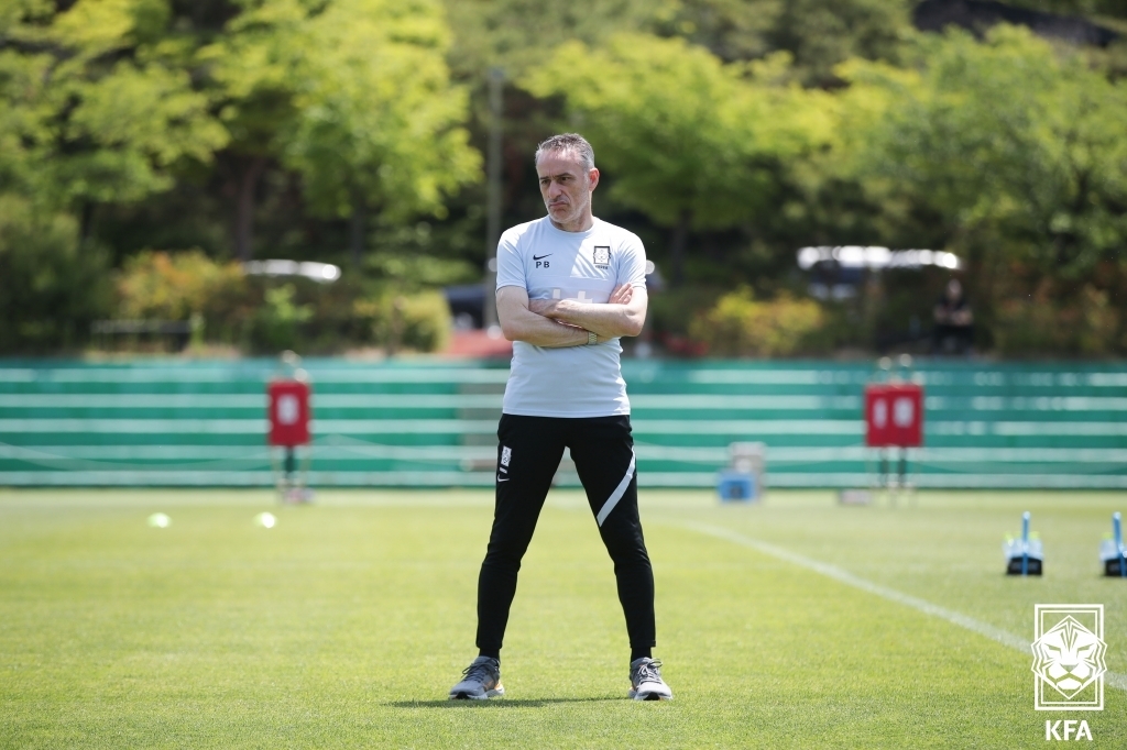 Paulo Bento, head coach of the South Korean men's national football team, watches his players during a training session at the National Football Center in Paju, Gyeonggi Province, on June 1, 2022, in this photo provided by the Korea Football Association. (PHOTO NOT FOR SALE) (Yonhap) 