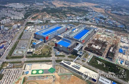 This photo provided by Samsung Electronics Co. shows its semiconductor complex in Pyeongtaek, some 70 kilometers south of Seoul. (PHOTO NOT FOR SALE) (Yonhap)
