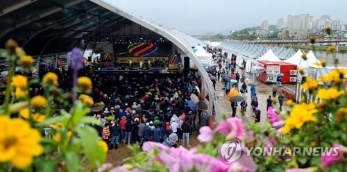 A venue of the traditional Gangneung Dano Festival, held in the eastern coastal city of Gangneung, is crowded with people on June 6, 2022. (Yonhap)