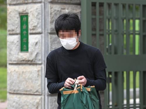 This file photo taken July 6, 2020, shows Son Jong-woo leaving the Seoul Detention Center after serving an 18-month prison term and a Seoul court rejected a U.S. extradition request for him. (Yonhap)