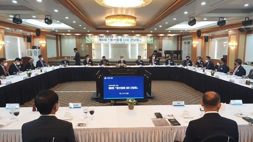 Defense Minister Lee Jong-sup holds a meeting with top officials of local defense firms in Seoul on June 17, 2022. (Yonhap)