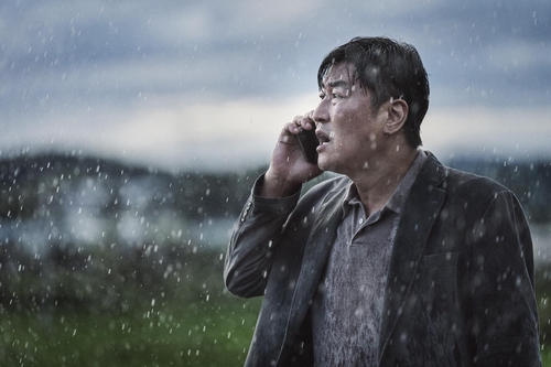 This photo provided by Showbox shows actor Song Kang-ho in a scene from "Emergency Declaration," a Korean disaster flick set to open in August. (PHOTO NOT FOR SALE) (Yonhap)