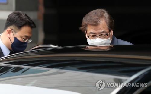 This file photo taken March 25, 2022, shows former National Security Adviser Suh Hoon (R) leaving the office of the presidential transition committee in Seoul. (Yonhap)
