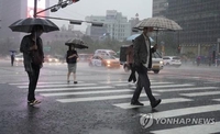 (LEAD) Major expressway, river bridge in Seoul closed off due to heavy downpours
