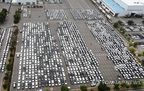 Kia Motors Corp.'s cars await shipment at a plant in the southwestern city of Gwangju on June 13, 2022, as truck drivers continue a strike nationwide, demanding the extension of a basic freight rate system guaranteeing their basic wages. (Yonhap) 