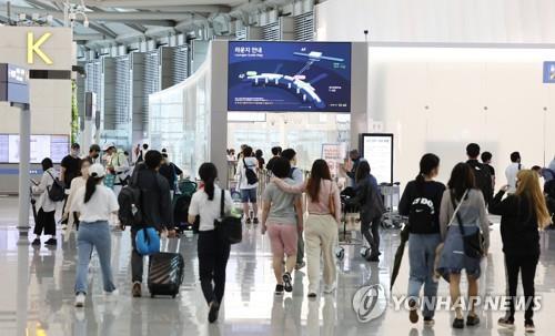 Incheon International Airport, west of Seoul, bustles with passengers on June 30, 2022. (Yonhap)