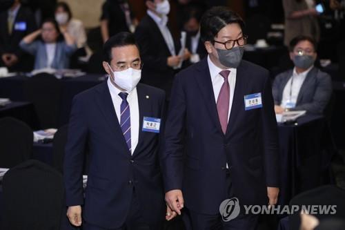 This file photo taken June 22, 2022, shows ruling People Power Party floor leader Kweon Seong-dong (R) and main opposition Democratic Party floor leader Park Hong-geun at an event in Seoul. (Pool photo) (Yonhap)