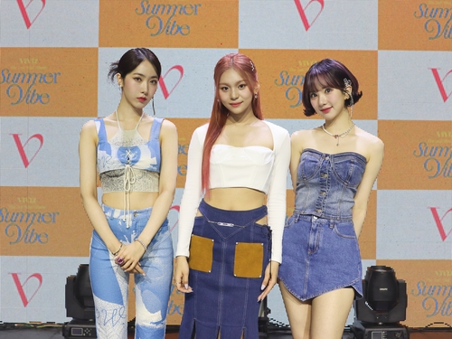 K-pop girl group VIVIZ poses for the camera during a media showcase in Seoul on July 6, 2022, for its second EP "Summer Vibe," in this photo provided by Big Planet Made. (PHOTO NOT FOR SALE) (Yonhap)