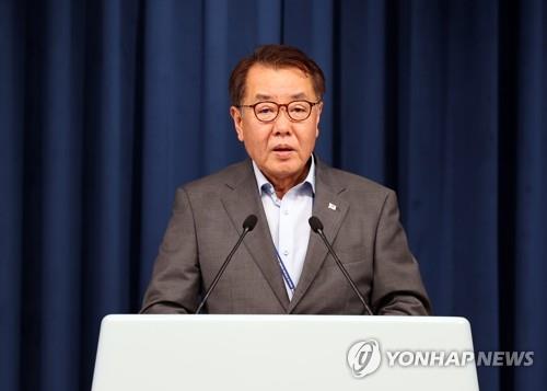 Choi Young-bum, senior presidential secretary for press affairs, speaks during a press briefing at the presidential office on July 17, 2022. (Yonhap)