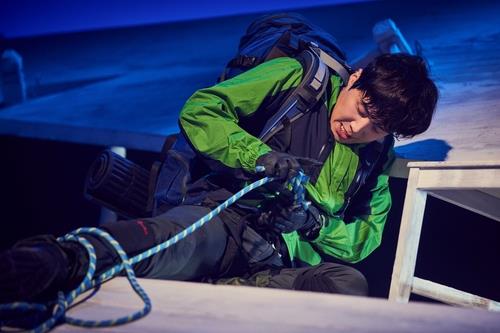 This image provided by The Best Play Inc. shows a scene from the play "Touching the Void." (PHOTO NOT FOR SALE) (Yonhap)