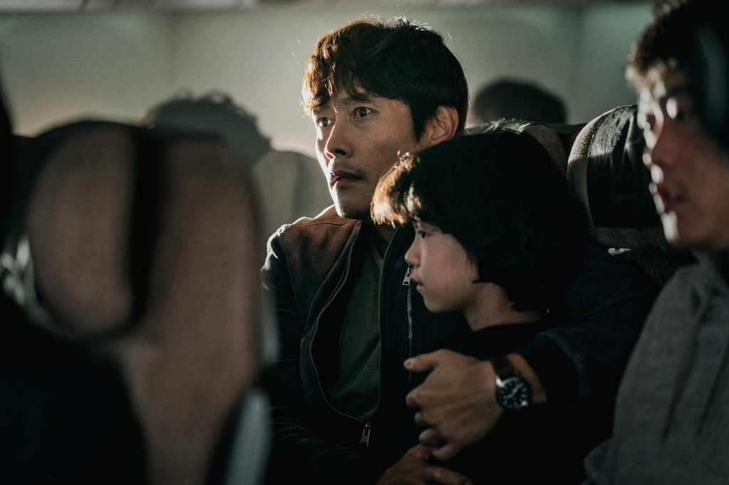 This photo provided by Showbox shows a scene from "Emergency Declaration," set to hit local movie theaters Aug. 3, 2022. (PHOTO NOT FOR SALE) (Yonhap)