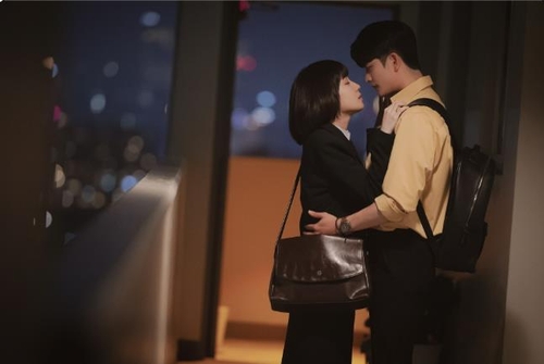 This photo provided by local cable channel ENA shows a scene from its Wednesday-Thursday series "Extraordinary Attorney Woo." (PHOTO NOT FOR SALE) (Yonhap)