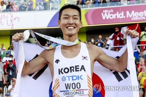In this EPA photo, Woo Sang-hyeok of South Korea poses with his silver medal after the men's high jump final at the World Athletics Championships at Hayward Field in Eugene, Oregon, on July 18, 2022. (Yonhap)