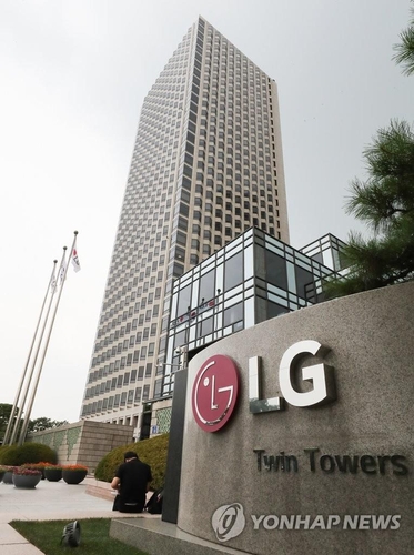 (LEAD) LG Electronics' Q2 profit drops 12 pct on slow demand, high logistics costs