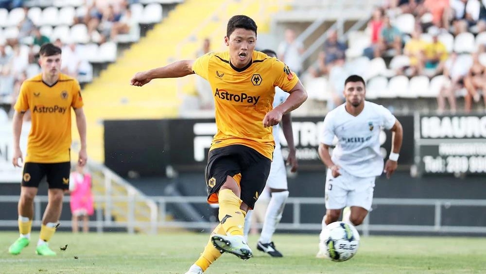 Hwang Hee-chan of Wolverhampton Wanderers scores a penalty against SC Farense during the clubs' preseason friendly match at Estadio Algarve in Algarve, Portugal, on July 31, 2022, in this photo provided by Wolverhampton. (PHOTO NOT FOR SALE) (Yonhap)